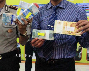 Uang palsu yang berhasil disita polisi di Bogor. Polisi masih mengembangkan penyidikan untuk mengungkap apakah kasus ini adalah bagian dari aksi sindikat internasional. (JIBI/SOLOPOS/Antara) Uang palsu yang berhasil disita polisi di Bogor. Polisi masih mengembangkan penyidikan untuk mengungkap apakah kasus ini adalah bagian dari aksi sindikat internasional. (JIBI/SOLOPOS/Antara)