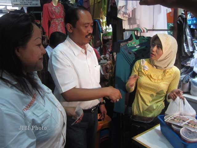 Hadi Prabowo, calon gubernur Jawa Tengah, berbincang dengan seorang pedagang di Pasar Klewer saat berkunjung ke pasar tekstil di Kota Solo tersebut, Jumat (3/5/2013). (JIBI/SOLOPOS/Muhammad Khamdi)