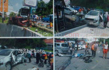 Foto yang beredar melalui broadcast BlackBerry Messenger yang menunjukkan situasi lokasi kecelakaan akibat tabrakan bus PO Nugroho dengan sejumlah kendaraan di Jl dr Wahidin Semarang, Jumat (3/5/2013). (Istimewa)