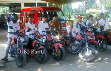 Bupati Sukoharjo yang juga ketua DPC PDIP Sukoharjo, H Wardoyo Wijaya (tengah, berbaju batik) berpose bersama sejumlah kader PDIP setempat yang akan melakukan turing sepeda motor keliling Jawa Tengah untuk mendukung pasangan Cagub-Cawagub yang diusung PDIP dalam Pilgub Jawa Tengah yaitu Ganjar Pranowo-Heru Sudjatmoko, Jumat (3/5/2013). (JIBI/SOLOPOS/Farid Syafrodhi)