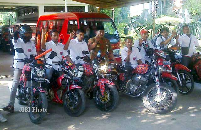 Bupati Sukoharjo yang juga ketua DPC PDIP Sukoharjo, H Wardoyo Wijaya (tengah, berbaju batik) berpose bersama sejumlah kader PDIP setempat yang akan melakukan turing sepeda motor keliling Jawa Tengah untuk mendukung pasangan Cagub-Cawagub yang diusung PDIP dalam Pilgub Jawa Tengah yaitu Ganjar Pranowo-Heru Sudjatmoko, Jumat (3/5/2013). (JIBI/SOLOPOS/Farid Syafrodhi)