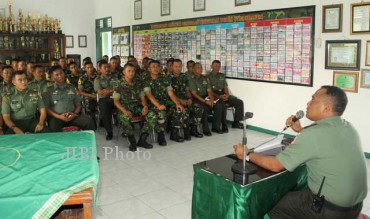 Dandim 0725/Sragen, Letkol Inf R Wahyu Sugiarto, memberikan pengarahan kepada 35 taruna Akademi Militer (Akmil) yang melaksanakan on the job training (OJT) di Aula Makodim 0725/Sragen, Senin-Selasa (6-7/5/2013). (Istimewa)