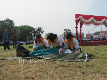 Anggota Palang Merah Remaja Klaten mendemonstrasikan keterampilan dalam menangani bencana. (JIBI/SOLOPOS/M Khodiq Duhri)