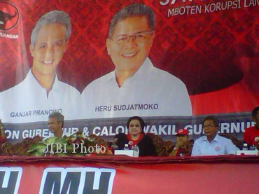 Ketua Umum PDIP, Megawati Soekarnoputri duduk diapit pasangan Cagub Ganjar Pranowo (kiri) dan Cawagub Heru Sudjatmoko saat berkampanye di Lapangan Cangkol, Mojolaban, Sukoharjo, Minggu (12/5/2013). (JIBI/SOLOPOS/Dian Dewi Purnamasari) Ketua Umum PDIP, Megawati Soekarnoputri duduk diapit pasangan Cagub Ganjar Pranowo (kiri) dan Cawagub Heru Sudjatmoko saat berkampanye di Lapangan Cangkol, Mojolaban, Sukoharjo, Minggu (12/5/2013). (JIBI/SOLOPOS/Dian Dewi Purnamasari)