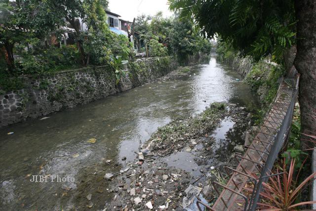 Suasana di kawasan Kali Pepe yang melintasi wilayah Kampung Kebalen, Solo. Kawasan ini akan menjadi bagian dari proyek penataan lingkungan Kali Pepe yang akan dijadikan kawasan wisata air dengan pembangunan instalasi pengolah limbah cair untuk menjaga kebersihan sungai, pembangunan jalur hijau, pedestrian dan ruang publik lainnya. (JIBI/SOLOPOS/Sunaryo Haryo Bayu)