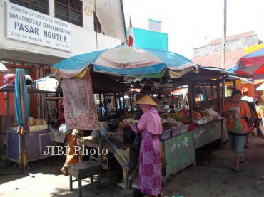 Pedagang dan pembeli bertransaksi jual-beli di bagian depan Pasar Nguter, Minggu (19/5/2013). Pedagang di pasar itu khawatir dengan rencana pemindahan mereka ke lokasi pasar darurat terkait rencana pembangunan pasar tersebut, karena lokasi pasar darurat itu dinilai terlalu jauh dari jalan raya. (JIBI/SOLOPOS/Dian Dewi Purnamasari)