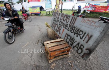 200513_SOLO_PERINGATAN JALAN RUSAK_BUR1