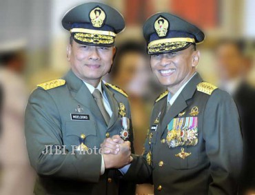 Pejabat bari Kepala Staf TNI AD Letjen TNI Moeldoko (kiri) dan pejabat lama, Jenderal TNI Pramono Edhie Wibowo. (JIBI/SOLOPOS/Antara)