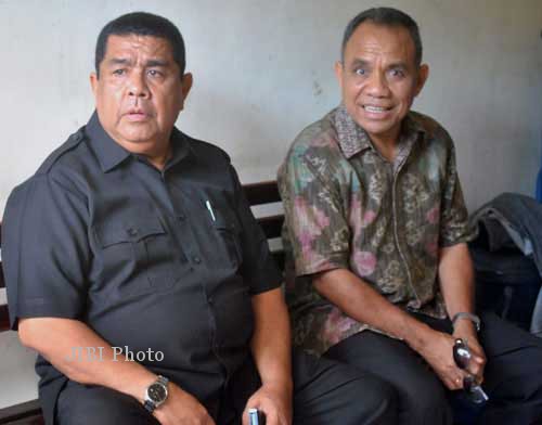 Esthon L Foenay (kiri) dan Frans Lebu Raya duduk bersama dalam sebuah kesempatan. Pasangan Gubernur dan Wakil Gubernur NTT periode 2008-2013 itu kini berhadapan sebagi rival dalam Pilgub NTT. (nttterkini.com)