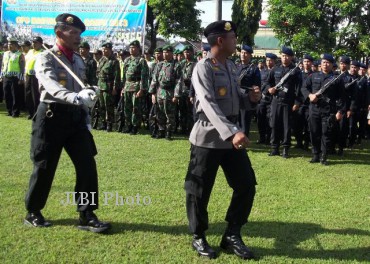 Kapolres Boyolali , AKBP Budi Haryanto ( tengah ) memeriksa pasukan