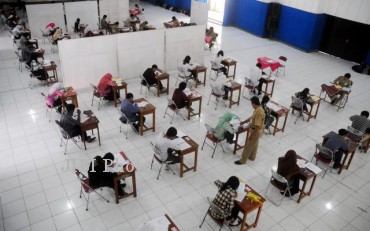 Peserta mengerjakan soal ujian Seleksi Nasional Masuk Perguruan Tinggi Negeri (SNMPTN). (Dok/Burhan Aris Nugraha/JIBI/Solopos)