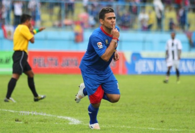 Striker Arema Indonesia, Cristian Gonzales, merayakan golnya. dokJIBI/SOLOPOS