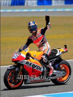 Honda MotoGP rider Dani Pedrosa of Spain celebrates after winning the Spanish Grand Prix in Jerez de la Frontera May 5, 2013. REUTERS/Marcelo del Pozo (SPAIN - Tags: SPORT MOTORSPORT)
