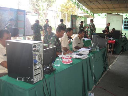 Sejumlah anggota Kodim 0724/Boyolali mengikuti kegiatan gladi posko operasi bantuan kemanusiaan di Makodim setempat, Rabu (29/5/2013). (Septhia Ryanthie/JIBI/SOLOPOS)