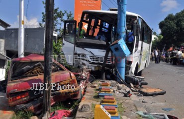 Kecelakaan di Jl Wahidin, Semarang, Jumat (3/5/2013). (JIBI/SOLOPOS/Antara)