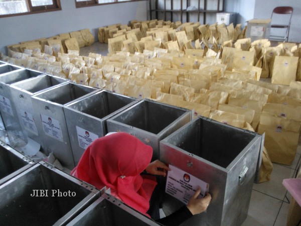 Petugas Komisi Pemilihan Umum (KPU) Wonogiri menata logistik untuk Pemilihan Gubernur (Pilgub) Jawa Tengah (Jateng) yang akan didistribusikan di setiap kecamatan, Sabtu (18/5/013). Pendistribusian itu dilakukan selama tiga hari yakni Sabtu hingga Senin (20/5/2013). (Ayu Abriyani KP/JIBI/SOLOPOS)