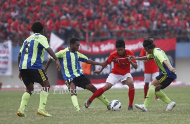 Pemain Persewon Wondama (kostum hijau bergaris biru) saat menghadapi Persis Solo pada lanjutan Divisi Utama Liga Prima Indonesia Sportindo di Stadion Manahan, Solo, beberapa waktu lalu. Nasib para pemain Persewon kian tidak jelas karena krisis finansial. dokJIBI/SOLOPOS/Agoes Rudianto