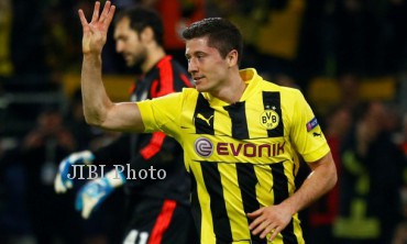 Borussia Dortmund's Robert Lewandowski (C) gestures as he celebrates after scoring a fourth goal against Real Madrid during their Champions League semi-final first leg soccer match at BVB stadium in Dortmund April 24, 2013. REUTERS/Kai Pfaffenbach (GERMANY - Tags: SPORT SOCCER)