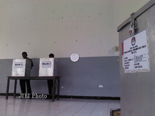 Warga binaan Rutan Wonogiri melaksanakan hak pilihnya di TPS khusus di Rutan yang masuk wilayah Kelurahan Wuryorejo, Minggu (26/5/2013). (Tika Sekar Arum/JIBI/SOLOPOS)