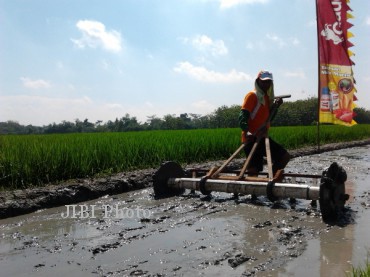 Salah satu petani mempraktikkan penggunaan teknologi tepat guna tanam benih langsung (tabela) di area persawahan Karang Malang, Sragen, Selasa (7/5/2013). (Ika Yuniati/JIBI/SOLOPOS)