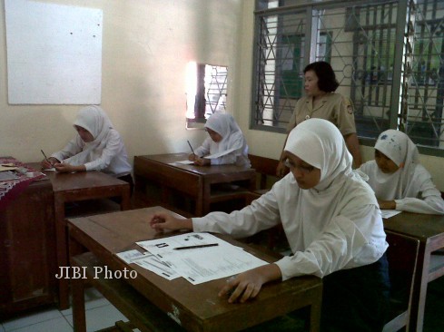 Siswa SMP sedang mengerjakan UN (dok. JIBI/SOLOPOS)