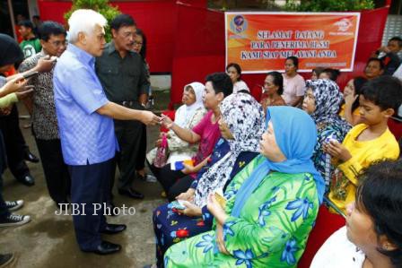 Menteri Koordinator Bidang Perekonomian Hatta Rajasa (kiri) meninjau pembagian bantuan langsung sementara masyarakat (BLSM) di Kantor Pos Mampang Jakarta, Sabtu (22/6/2013). Dalam kesempatan itu ia mengklaim potensi penyimpangan BLSM kecil. (Dwi Prasetya/JIBI/Bisnis)