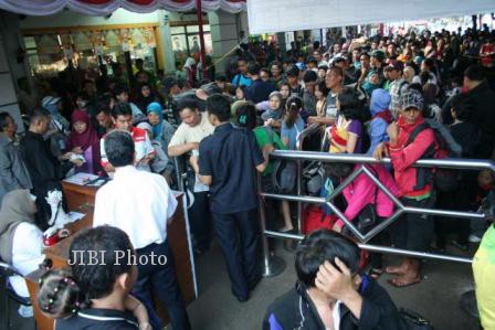 Calon penumpang kereta api memasuki pintu selatan Stasiun Senen, Jakarta, musim mudik Lebaran 2012 lalu. (Kelik Taryono/JIBI/Bisnis)