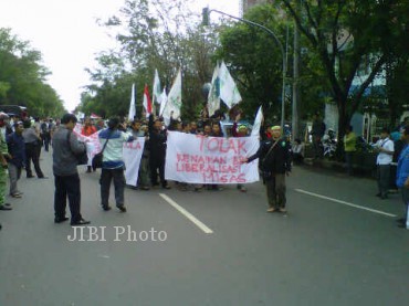 Aktivis KAMMI juga bergabung dalam aksi unjuk rasa tolak kenaikan harga BBM di bundaran Gladak, Senin (17/6/2013). (JIBI/SOLOPOS/Chrisna Chanis Cara)