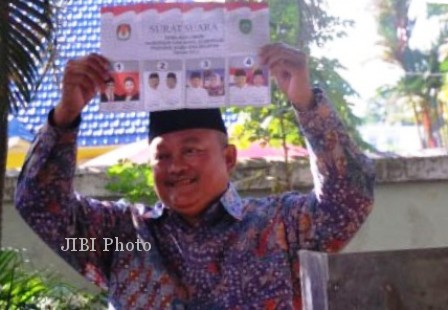 Calon incumbenb Pilgub Sumsel Alex Noerdin menunjukkan surat suara yang akan dicoblosnya di TPS 03 Talang Semut Palembang, Kamis (6/6). Alex diprediksi sejumlah lembaga survei memenangi Pilgub tersebut. Namun kini, kemenangan itu diragukan menyusul terbuktinya dugaan kecurangan. (JIBI/SOLOPOS/Antara)