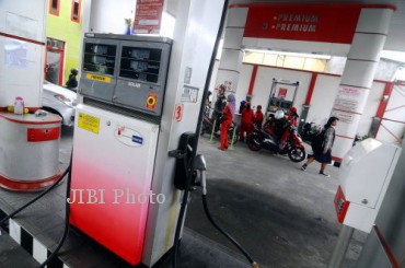 Pengguna kendaraan tengah mengisi bahan bakar minyak (BBM) di stasiun pengisian bahan bakar umum (SPBU). (Dok/JIBI/SOLOPOS)