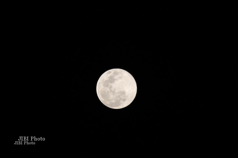 Supermoon yang difoto dari Gedung A FKIP UNS, Minggu (23/6/2013), menggunakan kamera EOS 60D lensa 100-400mm USM dikirim oleh akun @fahdromas ke Twitter @soloposdotcom. (Twitter @soloposdotcom)