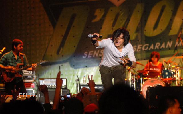 Grup band Gigi saat tampil menghibur ratusan penonton dalam rangkaian final Sprite D'Plong 2010 di Stadion Sriwedari, Solo, Sabtu (24/7/2013) malam. (Burhan Aris Nugraha/JIBI/SOLOPOS)