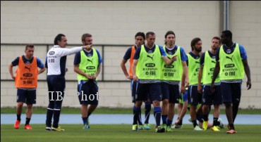 Italy's national soccer team coach Cesare Prandelli (2nd L) directs his players during a training session ahead of the Confederations Cup in Rio de Janeiro June 12, 2013. Italy will play their first match of the tournament against Mexico on June 16. REUTERS/Pilar Olivares (BRAZIL - Tags: SPORT SOCCER)