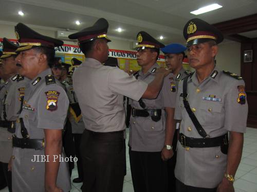 Kapolres Boyolali, AKBP Budi Haryanto (tengah) melepas tanda kepangkatan dari para perwira di lingkungan Polres Boyolali yang dimutasi, Selasa (25/6/2013). (Septhia Ryanthie/JIBI/SOLOPOS)