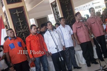 Tiga pasangan calon gubernur-wakil gubernur Maluku, Abdullah Vanath- Marthin Maspaitella, Jacobus Puttileihalat-Arifin Tapi Oyihoe, dan Abdullah Tuasikal-Hendrik Lewerissa (dari kiri ke kanan), mengawali kampanye di Ambon, Maluku, Rabu (22/5/2013). (JIBI/SOLOPOS/Antara)