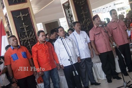 Tiga pasangan calon gubernur-wakil gubernur Maluku, Abdullah Vanath- Marthin Maspaitella, Jacobus Puttileihalat-Arifin Tapi Oyihoe, dan Abdullah Tuasikal-Hendrik Lewerissa (dari kiri ke kanan), mengawali kampanye di Ambon, Maluku, Rabu (22/5/2013). (JIBI/SOLOPOS/Antara)