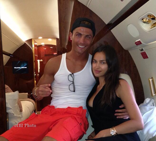 Cristiano Ronaldo dan Irina Shayk sedang berpose di atas pesawat yang membawanya ke Bali, Selasa (25/6/2013) (dokJIBI/SOLOPOS)