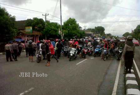 Ratusan Anggota Pasoepati saat di berada kawasan ring road Jogja, Minggu (9/6). Meski tak memperoleh kuota tiket, anggota Pasoepati itu tetap mendukung Persis Solo saat melawan PSS Sleman di lanjutan Grup 2 Divisi Utama Liga Prima Indonesia Sportindo (DU LPIS) di Stadion Maguwoharjo, Minggu sore. (JIBI/SOLOPOS)