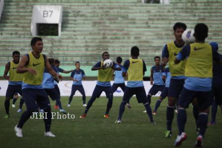 Pemain Timnas Indonesia U23 berlatih di Stadion Manahan, Solo, Jumat (7/6). Mereka akan menghadapi Timnas Singapura U23 dalam laga persahabatan, hari ini, Sabtu (8/6) malam. JIBI/SOLOPOS/Agoes Rudianto