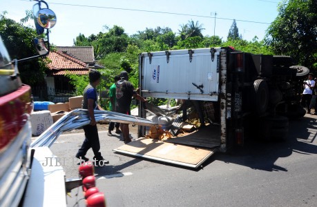 SOLOPOS.COM : TRUK TERGULING - truk terguling -Feature