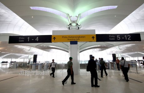Suasana di dalam ruangan terminal Bandara Internasional Kuala Namu, Sumatra Utara, beberapa waktu lalu. Sejumlah maskapai penerbangan sudah menyatakan kesiapan pindah ke bandara baru pengganti Bandara Polonia, Medan, yang akan dioperasikan 25 Juli mendatang. (JIBI/SOLOPOS/Antara)