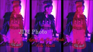 Agnes Monica ketika memperkenalkan Coke Bottle di Youtube. (youtube.com)
