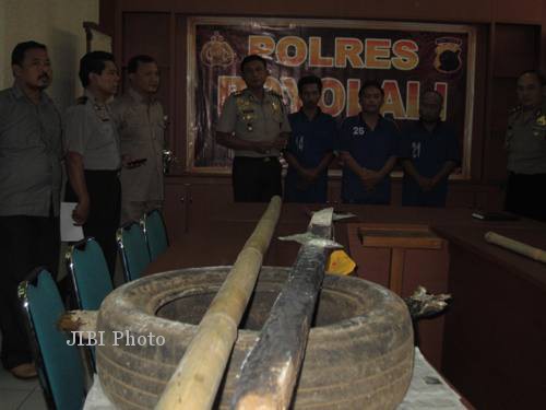 Kapolres Boyolali, AKBP Budi Haryanto (empat dari kiri) sedang meminta keterangan dari tiga tersangka pelaku perusakan Kantor Kepala Desa Dlingo, Mojosongo, Boyolali, di Mapolres setempat, Selasa (23/7/2013). (Septhia Ryanthie/JIBI/Solopos)