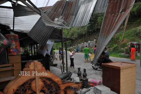 GEMPA BUMI ACEH
Sejumlah warga berhamburan keluar rumah menyusul gempa bumi di desa Lampahan, Bener Meriah, Aceh, Selasa (2/7/2013). Gempa 6,2 skala rihter mengakibat puluhan rumah rusak dan ratusan korban luka-luka.