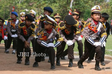 HUT POLRI-SD WARGA-SOLO-010713-Sunaryo Haryo Bayu-SOLOPOS