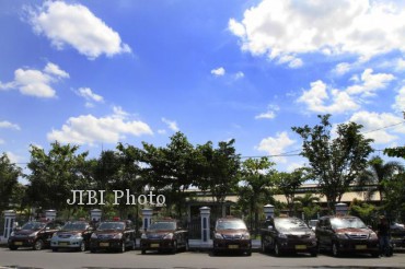 Armada Gelora Taksi parkir di depan Stasiun Balapan, Banjarsari , Solo, Rabu (17/7). Kalangan pengusaha taksi mulai menaikkan tarif taksi pada kisaran 10 %-12% dengan mempertimbangkan kenaikan biaya produksi akibat kenaikan harga Bahan Bakar Minyak (BBM) dan daya beli pasar serta daya saing pelaku usaha.