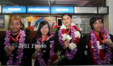 Tetis Setiyobudi (kiri), Kezia Stevanie T (dua kiri), Rhogerry Deshcka (dua kanan) serta Muhammad Farhan (kanan) menunjukkan medali masing-masing setibanya di Bandara Soekarno Hatta, Tangerang, Banten, Senin (22/7). Pelajar Indonesia berhasil memporoleh 1 Medali Emas dan 3 Medali Perak dalam ajang International Biology Olympiad (IBO) ke -24 yang diikuti oleh 60 negara, di Bern Switzerland .