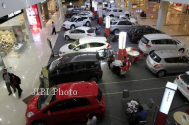 Pengunjung melihat-lihat mobil yang dipajang di pameran otomotif di Solo Paragon Life Style Mall, Solo, Kamis (18/7/2013). Kalangan pengusaha diler otomotif genjot penjualan dengan menawarkan berbagai program promo selama Bulan Ramadan. Maulana Surya