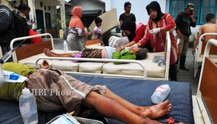 Sejumlah warga Desa Lampahan, Bener Meriah, Aceh, Selasa (2/7/2013) terluka akibat gempa 6,2 skala Richter. (JIBI/Solopos/Antara/Syahrol Rizal)