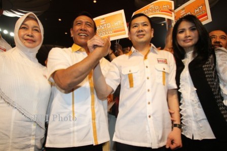 Wiranto (kedua kiri) didampingi istrinya, Rugaiya Usman Wiranto (kiri), dan Hary Tanoesoedibjo (kedua kanan) didampingi istrinya, Liliana Tanaja Tanoesoedibjo (kanan), saat dideklarasikan Partai Hanura sebagai capres dan cawapres, Selasa (2/7/2013) lalu. (JIBI/Solopos/Antara/M Agung Rajasa)